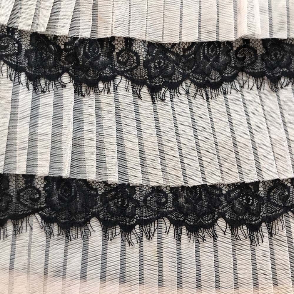 Designer party pleated lace mini skirt - Picture 2 of 6